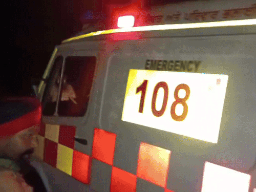 घायल बदमाश को लेने के लिए मौके पर पहुंची एम्बुलेंस।