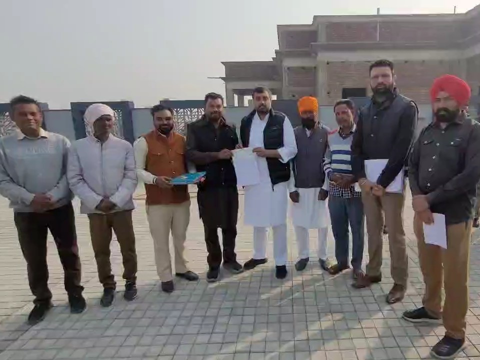 सर्वसम्मति से चुनी पंचायतों को 5-5 लाख के चेक:  फाजिल्का में विधायक ने 6 को चेक बांटे, 22 गांवों को मिलेगी विशेष ग्रांट – Fazilka News