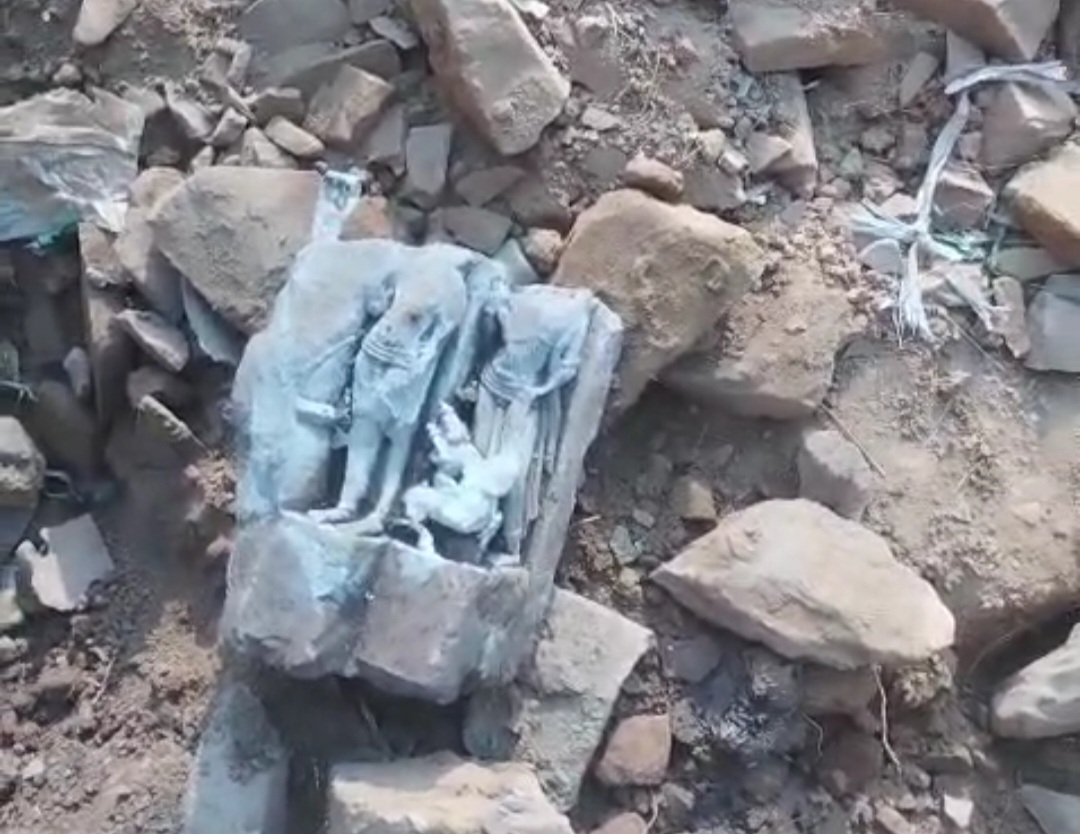 खुदाई में मिली मूर्तियां चंदेलकालीन बताई जा रही है।