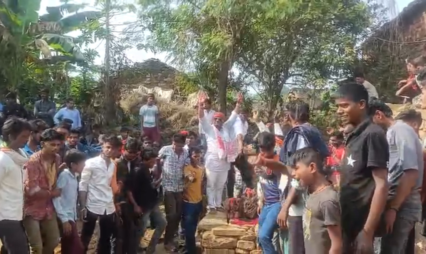 हिंदू संगठन के लोग पापेट गांव पहुंचे। उन्होंने पूजा-अर्चना की।