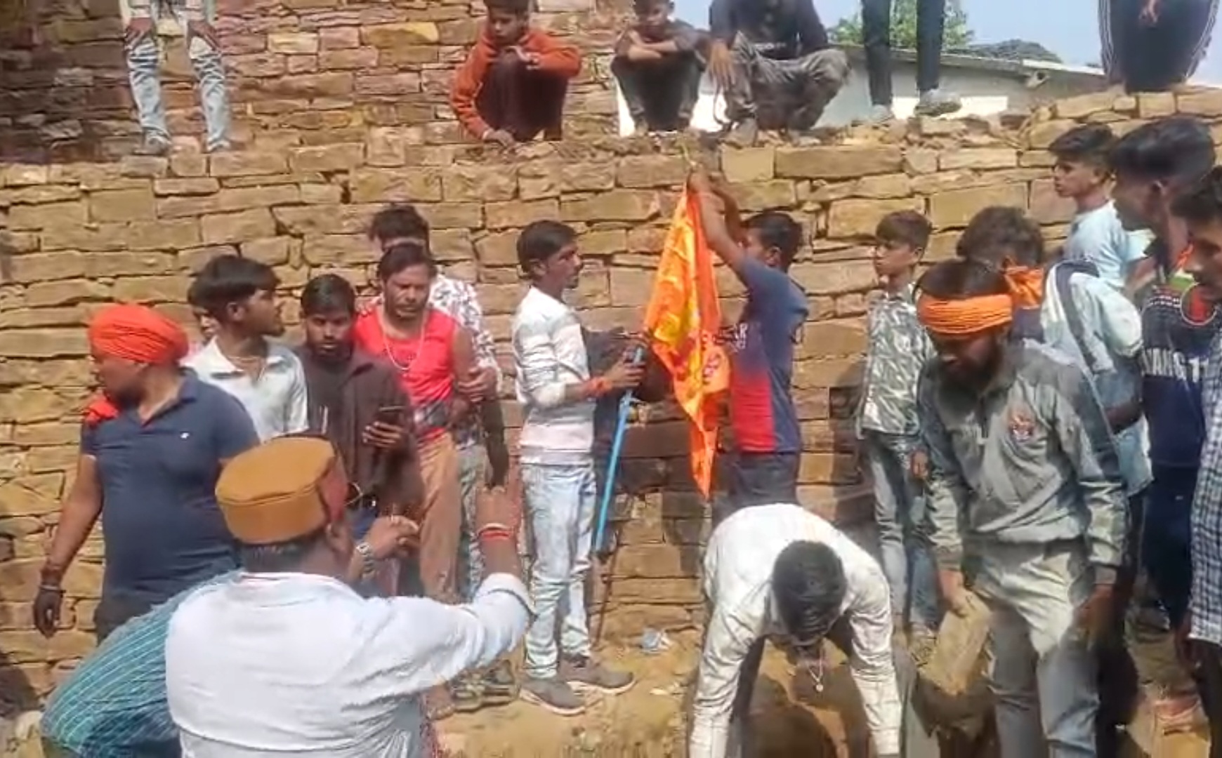 हिंदू संगठनों ने वहां पर चबूतरा बनाया और झंडा लगाया।