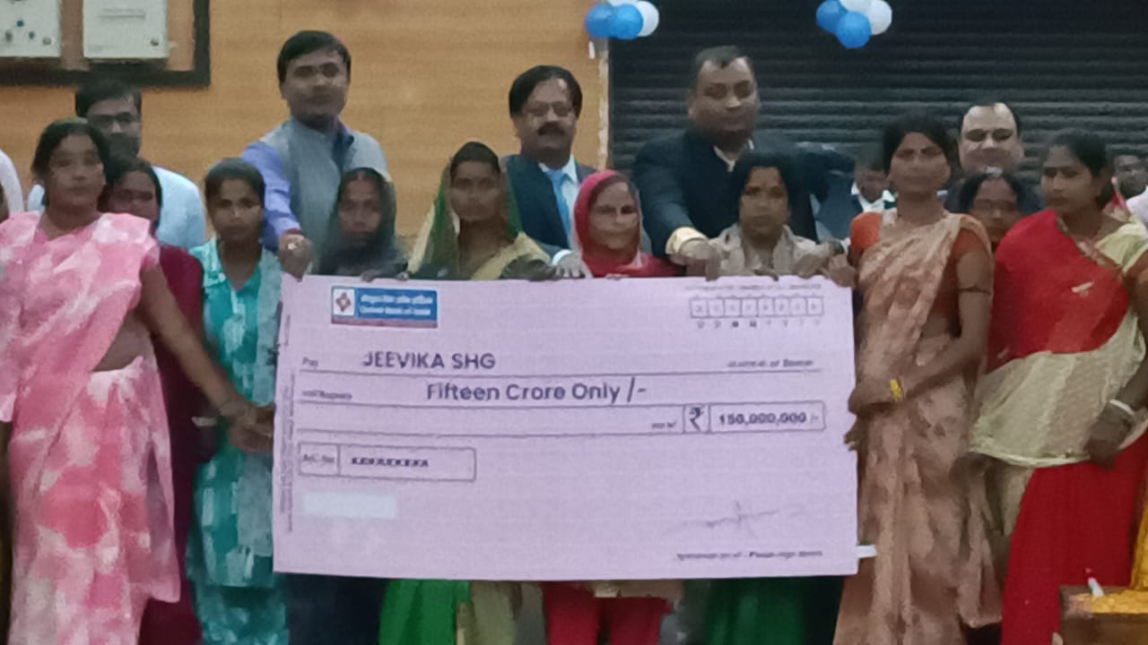 15 करोड़ का चेक देते हुए।