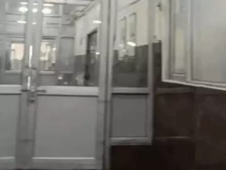 हॉस्पिटल में ताला लगे वार्ड में घायलों का इलाज किया जा रहा है।