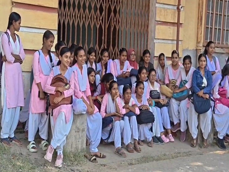 वॉलीबॉल प्रतियोगिता में पहुंचीं छात्राएं।