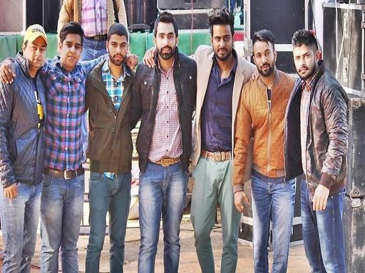 गैंगस्टर लारेंस (दाएं) के साथ फोटो में खड़े सिंगर मनकीरत औलख (दाएं से तीसरे)