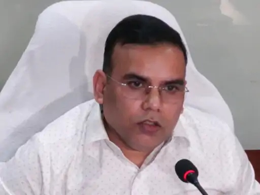 राज्य निर्वाचन आयुक्त यशवंत कुमार।