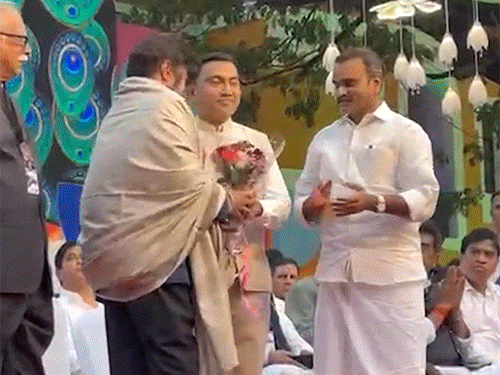 गोवा के सीएम प्रमोद सावंत ने एक्टर बालकृष्ण को शॉल ओढ़ाकर सम्मानित किया।