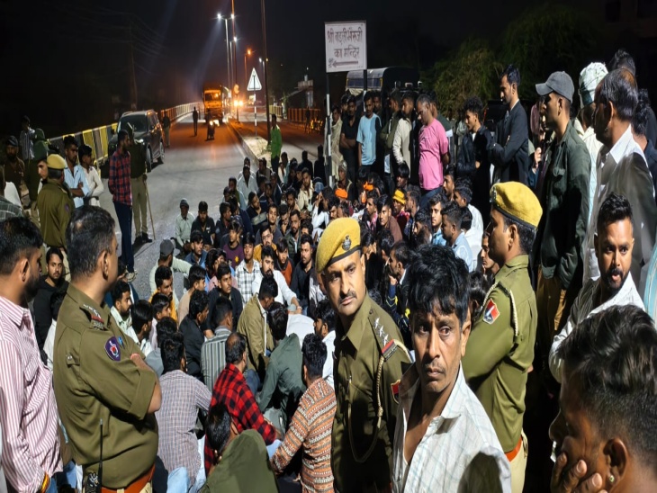 हाईवे पर सड़क जाम कर रहे लोगों की समझाइश करके पुलिस ने रास्ता खुलवाया।