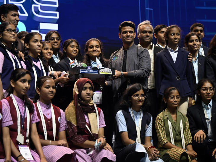 शुभांशु शुक्ला ने बच्चों से बात की।