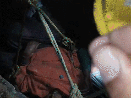 महिला को रस्सा बांधकर चारपाई की मदद से कुएं से बाहर निकाला गया।