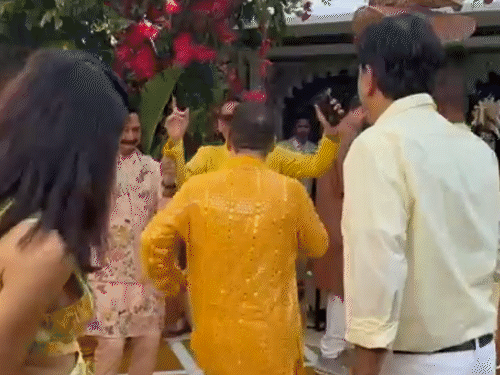 ताज लेक पैलेस में शुक्रवार दोपहर हल्दी की रस्म में एंजॉय करते गेस्ट और परिवार के लोग।