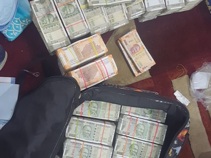 झारखंड में 18 जगह ED रेड, 2.2 करोड़ कैश बरामद:  कारोबारी एलबी. सिंह के ठिकानों पर भी दबिश, कोयला तस्करी से जुड़ा मामला – Dhanbad News