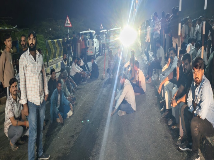 एक्सीडेंट के बाद हाईवे जाम करते स्थानीय लोग।