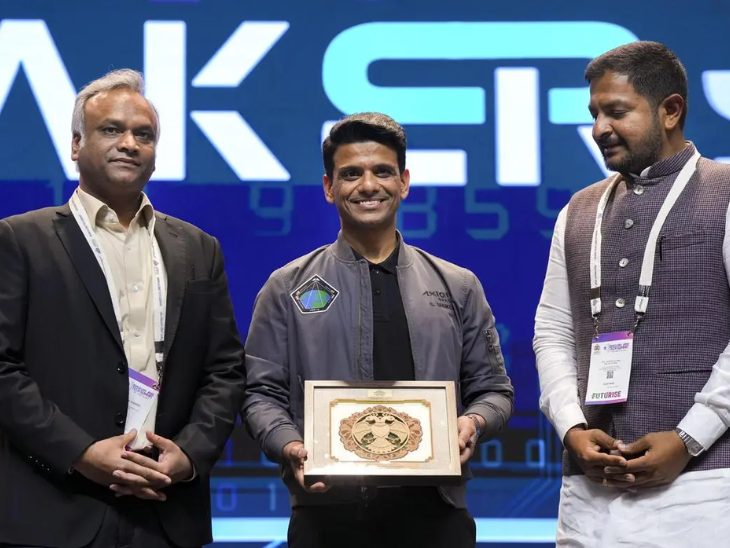 कर्नाटक सरकार के मंत्री प्रियंक खड़गे और शुभांशु शुक्ला।