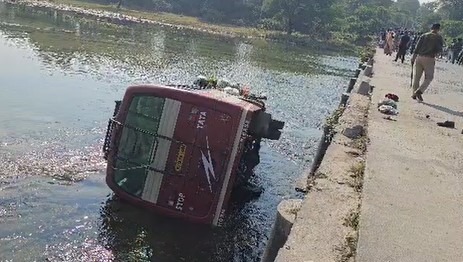 मोलेला पुलिया पर बनास नदी में गिरी बस, नदी में पानी कम बहने के कारण बड़ा हादसा टल गया।
