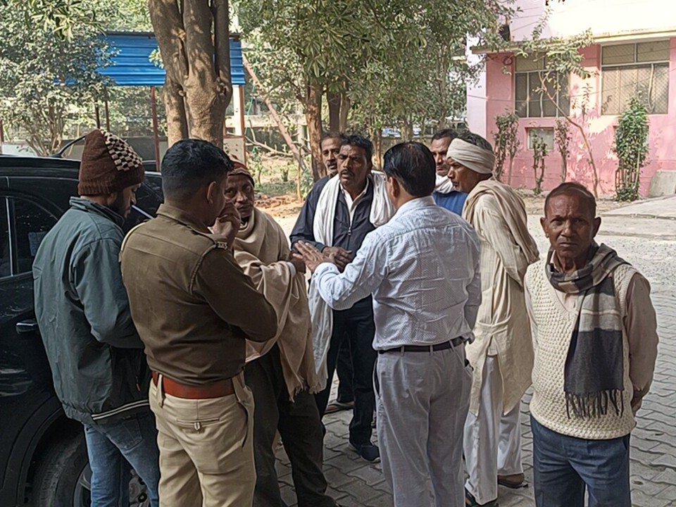 पुलिस ने बाइक कब्जे में गाड़ी। - Dainik Bhaskar