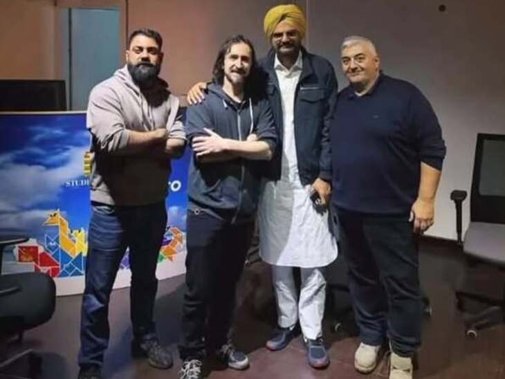 সিধু মুসেওয়ালার সফরের আয়োজনকারী দলের সঙ্গে দেখা করছেন বাবা বলকাউর সিং।