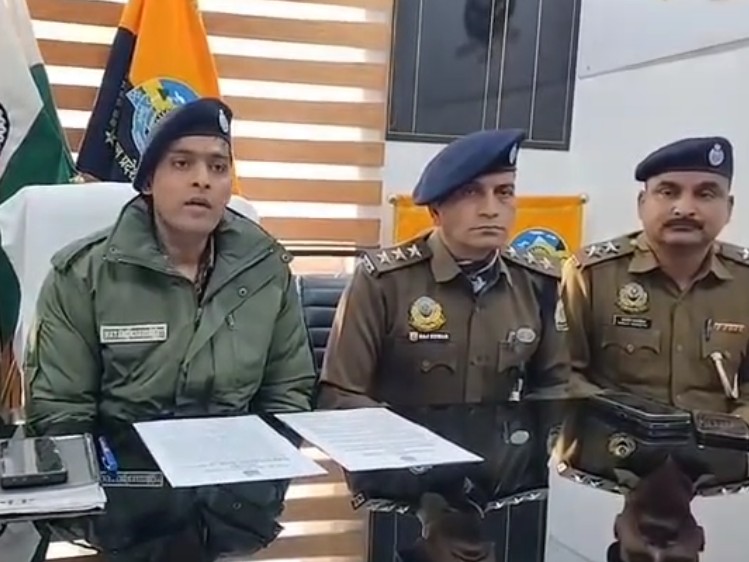 कार्रवाई के बारे में जानकारी देते पुलिस के अधिकारी