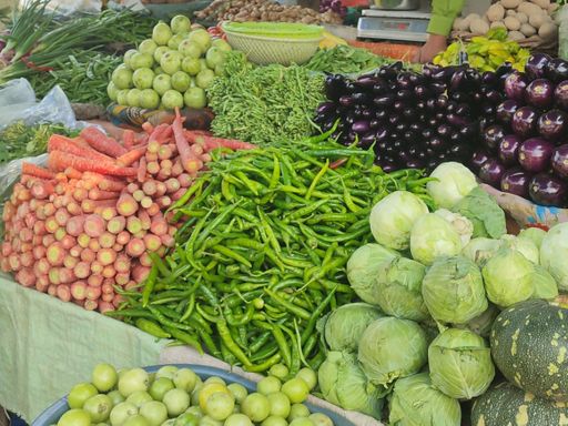 इस बार पालक, गोभी, धनिया, मेथी और मटर जैसी सब्जियों के दाम सामान्य से काफी ऊपर है।