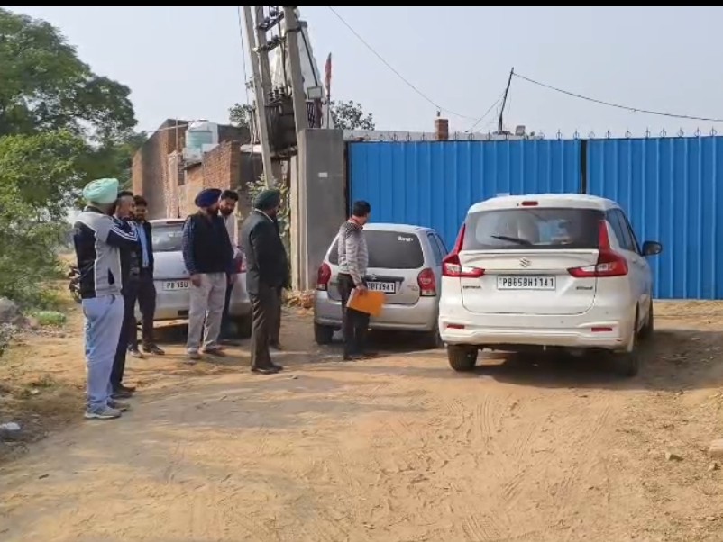 धान चोरी के मामले में जांच करते विजिलेंस टीम अधिकारी।