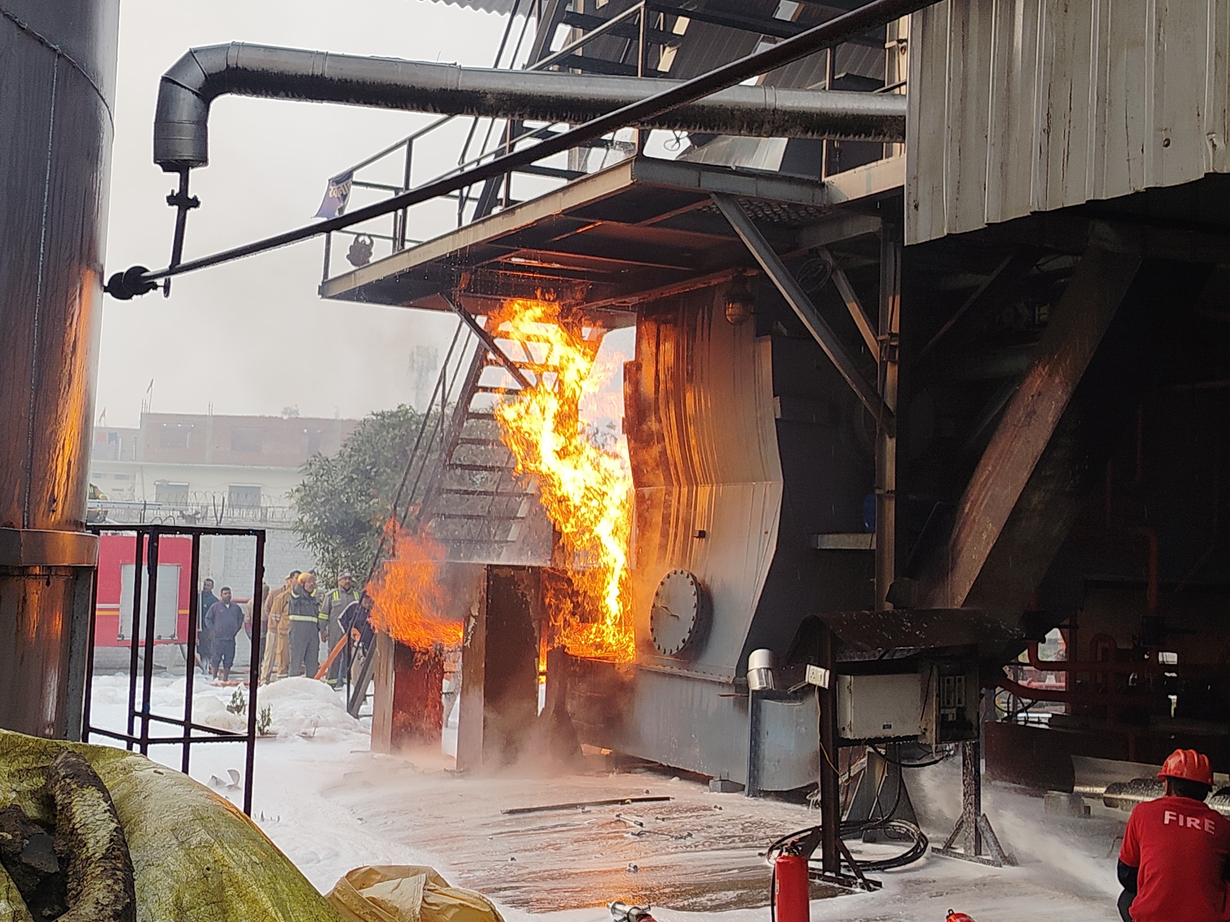 रूंगटा इंडस्ट्रीज लिमिटेड के ब्रान ऑयल प्लांट में आग लग गई। 9 घंटों से आग धधक रही है।