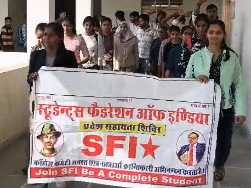 शुक्रवार को SFI ने विरोध प्रदर्शन कर प्राचार्य को ज्ञापन सौंपा।
