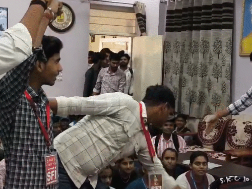 सीकर में गवर्नमेंट साइंस कॉलेज में स्टूडेंट्स से जुड़ी 10 सूत्रीय मांगों को लेकर SFI ने विरोध प्रदर्शन किया।