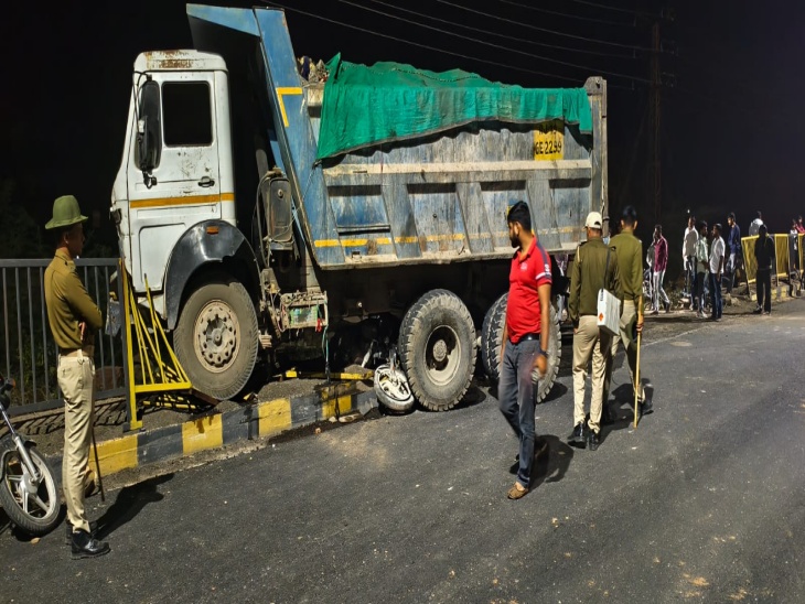 एक्सीडेंट के बाद डिवाइडर पर चढ़ा ट्रक।