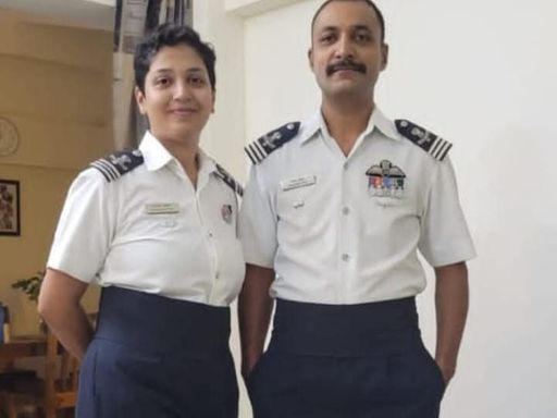 विंग कमांडर नमांश सियाल पत्नी अफसानसोबत.