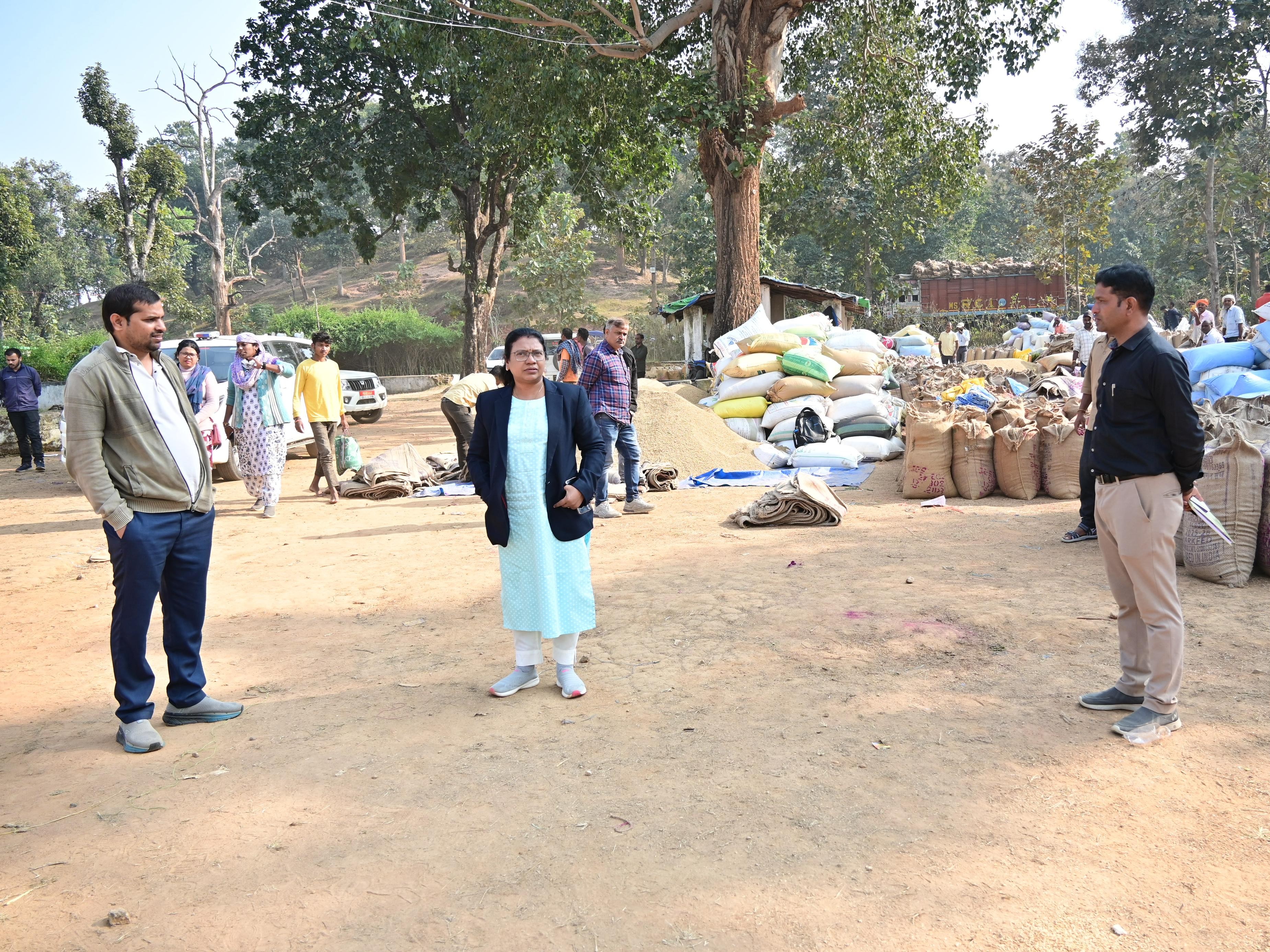 गौरेला-पेंड्रा-मरवाही जिले में बिचौलियों से 200 क्विंटल धान जब्त:  कलेक्टर ने खोडरी-जोगीसार धान खरीदी केंद्रों का निरीक्षण किया – Gaurela News