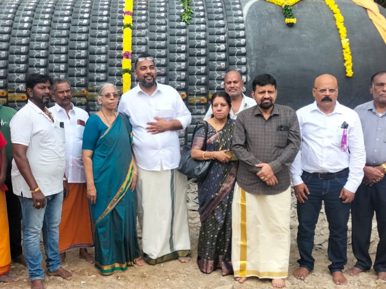 महावीर मंदिर के सुपरिटेंडेंट और जनसंपर्क पदाधिकारी ने शिवलिंग को रवाना करने से पहले पूजा की गई।