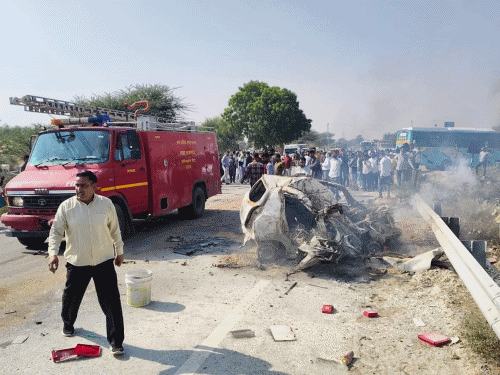 टक्कर के बाद आग लगने से कार जलकर कबाड़ हो गई।