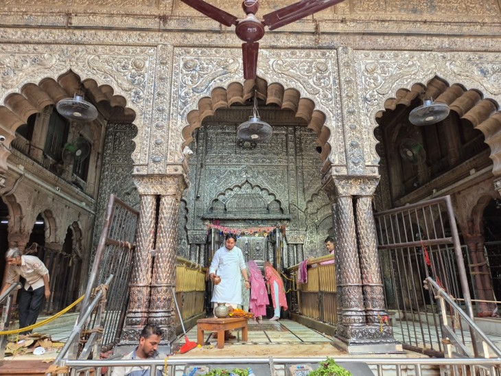 बांके बिहारी मंदिर के जगमोहन में नहीं जाएंगे श्रद्धालु:  मंदिर की हाई पावर मैनेजमेंट कमेटी ने दिए आदेश, बंद किए गए गणेश मंदिर का खुलेगा ताला – Mathura News