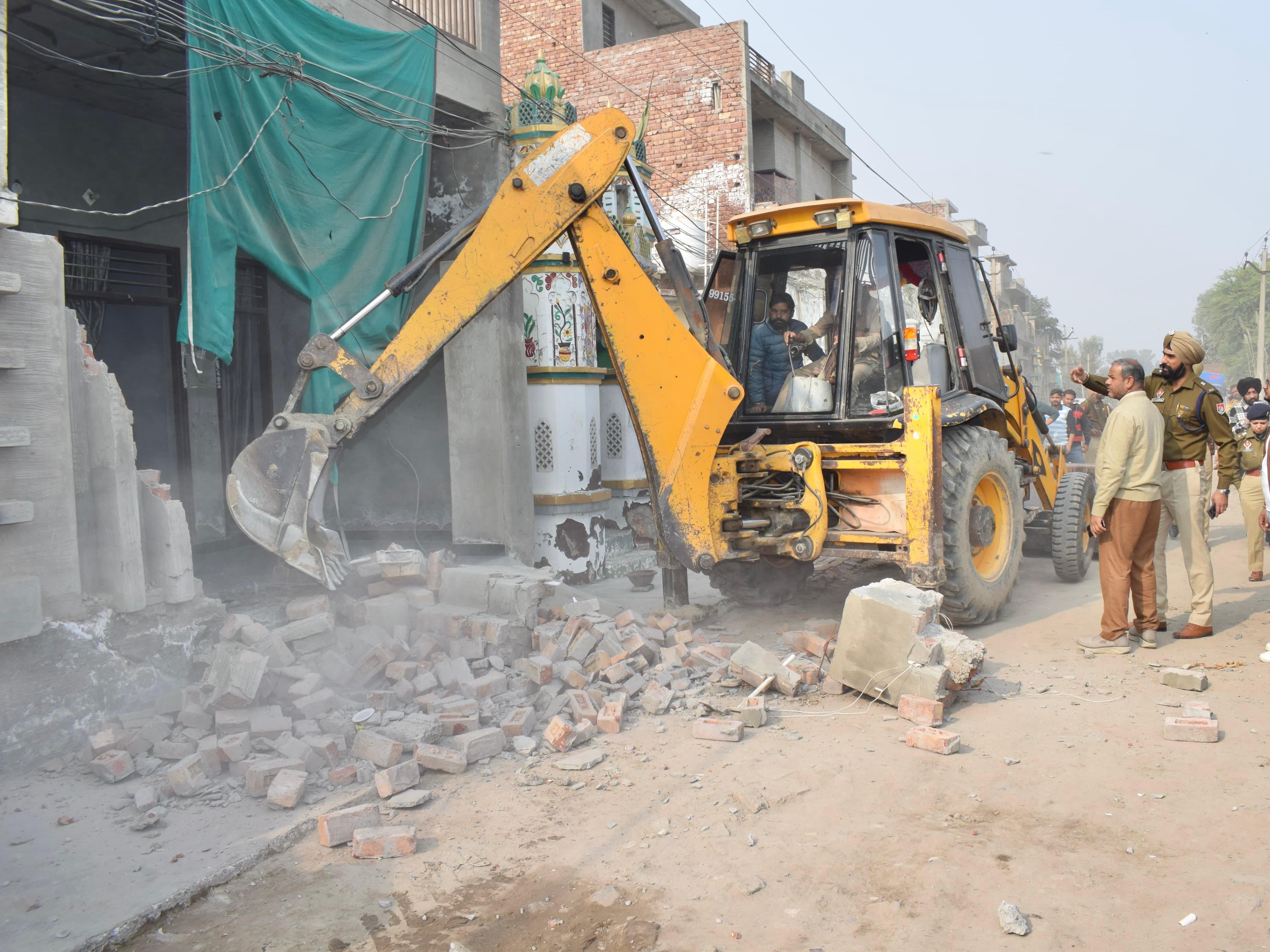 तोड़ा जा रहा नशा का तस्कर