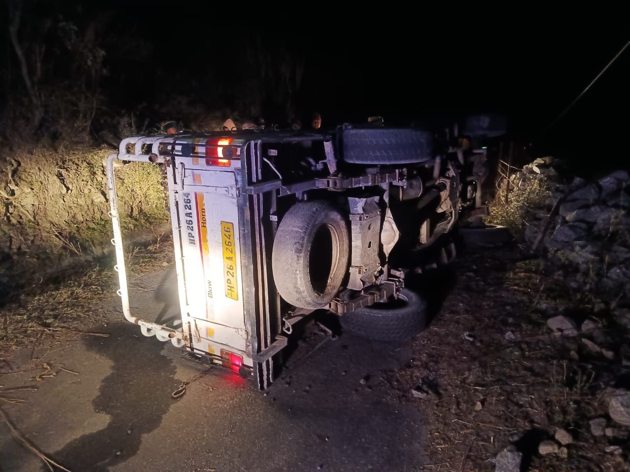 टापरी के पूनंग सड़क पर दुर्घटनाग्रस्त हुई बोलेरो पिकअप।