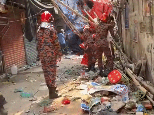 बचावकर्मियों ने मलबे को हटाकर लोगों को रेस्क्यू किया।