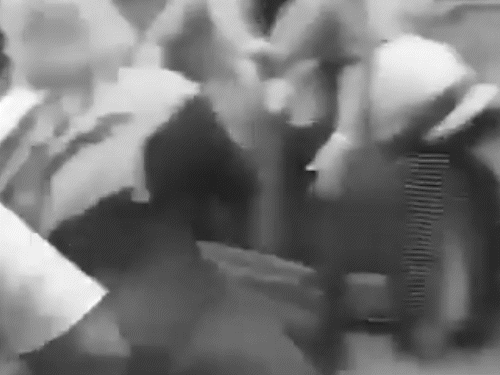 घायलों को लोगों ने अस्पताल पहुंचाया।