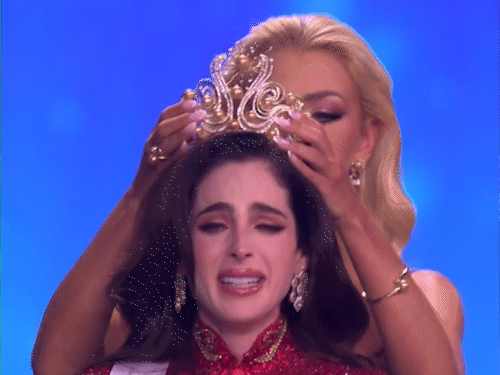 फातिमा बोश को मिस यूनिवर्स 2024 विक्टोरिया थेलविग ने क्राउन पहनाया।