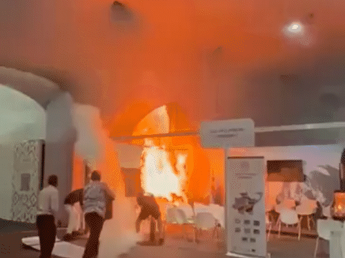 फायरब्रिगेड कर्मियों ने तुरंत एक्शन लेकर आग पर काबू पाया।