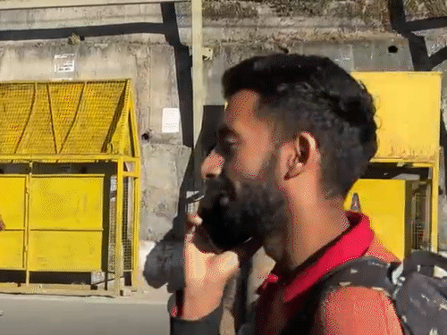 शिमला के संजौली में मस्जिद के बाहर सड़क पर रखे गए बैरिकेड्स।