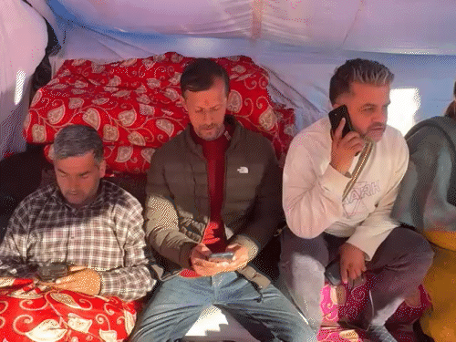 संजौली पुलिस थाना के बाहर सुबह के वक्त अनशन पर बैठे हिंदू नेता।