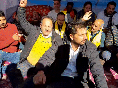 संजौली पुलिस थाना के बाहर सुबह के वक्त नारेबाजी करते हुए प्रदर्शनकारी।