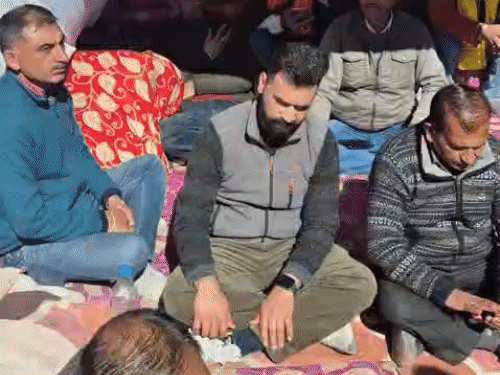 शिमला के उप नगर संजौली पुलिस थाना के बाहर सुबह के वक्त नारेबाजी करते हुए और मस्जिद का बिजली पानी काटने की मांग करते हुए प्रदर्शनकारी।