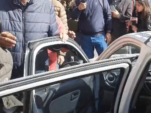 आमरण अनशन पर बैठे हिंदू नेता की तबीयत बिगड़ने के बाद गाड़ी में अस्पताल ले जाते हुए।