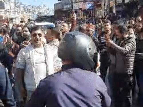 संजौली पुलिस थाने के बाहर नारेबाजी करते हुए हिंदू संगठनों के लोग।