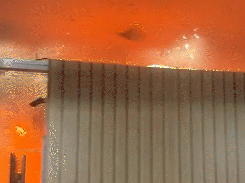 आग लगते ही हजारों लोगों के बीच अफरातफरी मच गई। लोग इधर-उधर भागने लगे।