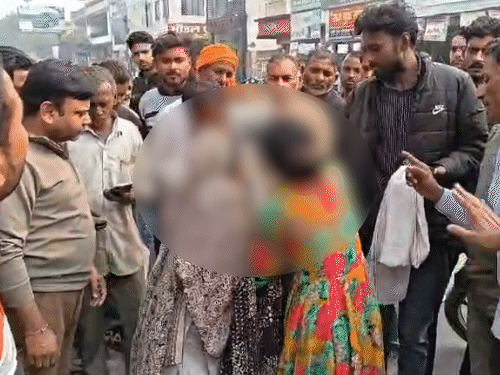 मां-बेटी में मारपीट देख लोगों ने बीच-बचाव की कोशिश की, लेकिन मां बेटी को छोड़ने के लिए तैयार ही नहीं थी।