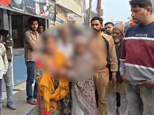 बेटी अपनी मां को धक्का देकर खुद को छुड़ाने की कोशिश कर रही थी।