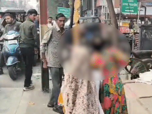 बीच चौराहे पर रेप पीड़िता को मां ने पीटा