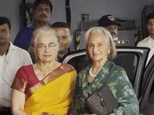 आशा पारेख और वहीदा रहमान पैपराजी को पोज देती हुईं।